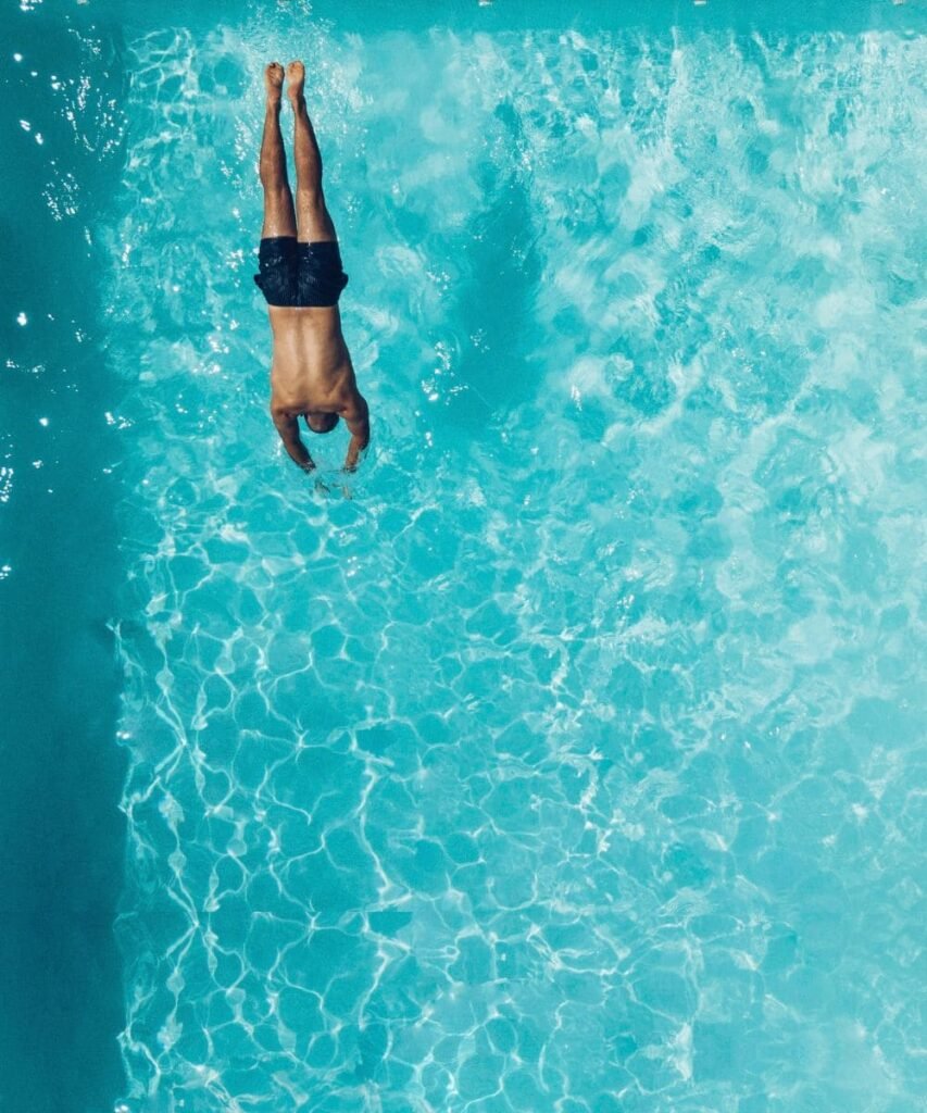 Piscine à l'eau claire et à la ligne d'eau impeccable