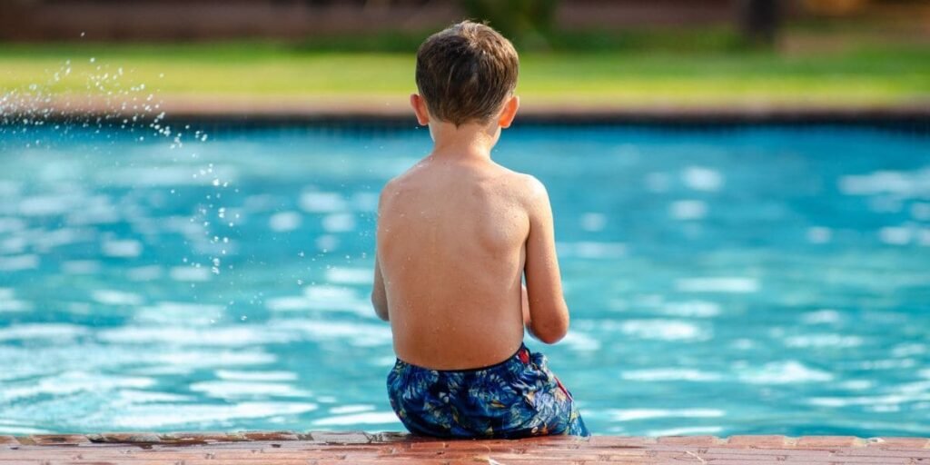 Piscine à l'eau claire avec un enfant