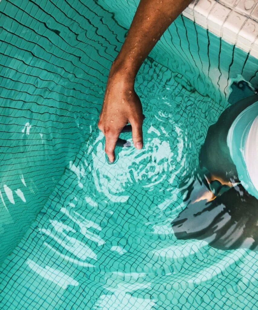 Contrôle de la clarté de l'eau d'une piscine à Fareins