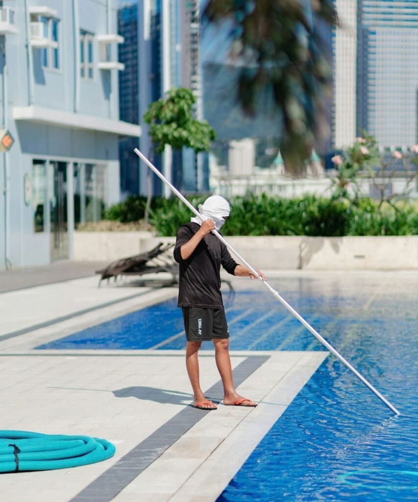 Nettoyage manuel du bassin d'une piscine
