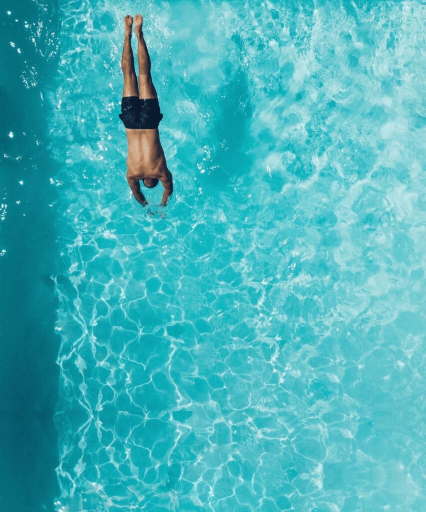 Piscine à l'eau turquoise cristalline entretenue par PiscineAzur à Fareins